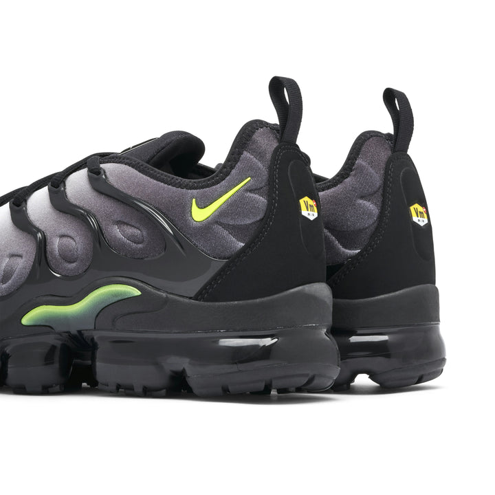 NIKE AIR VAPORMAX PLUS BLACK VOLT